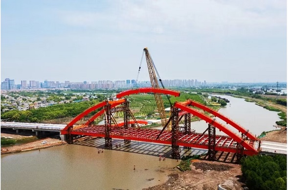 沿沪大道对接胜利路新建工程喜迎新节点 ——跨吴淞江大桥拱肋顺利合龙